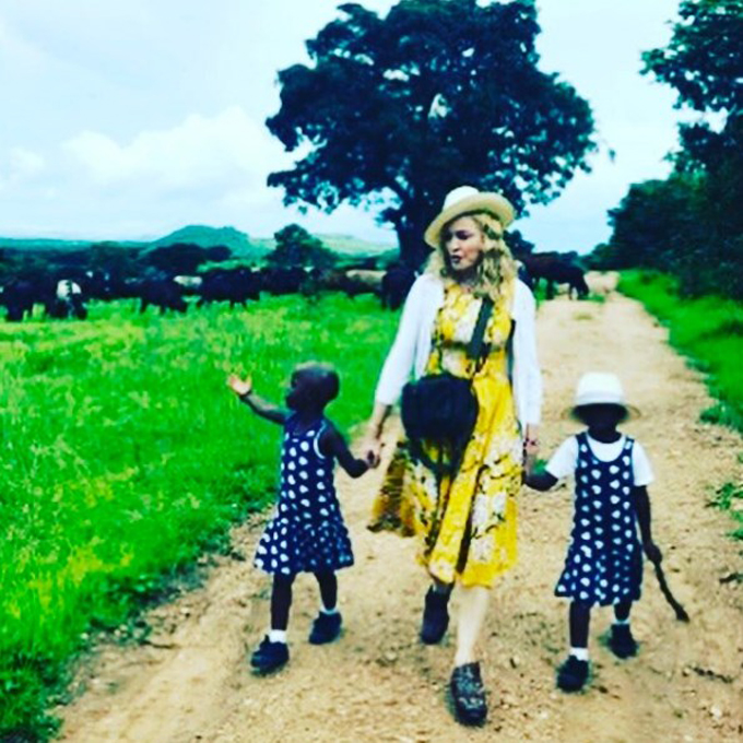 Madonna gemelas Africa