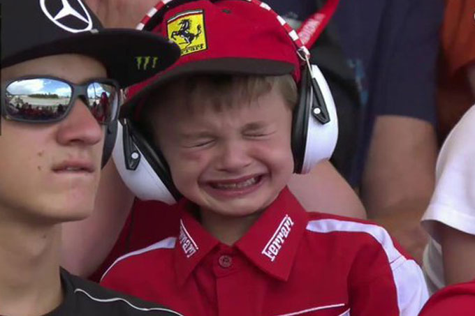 F1 niño llora