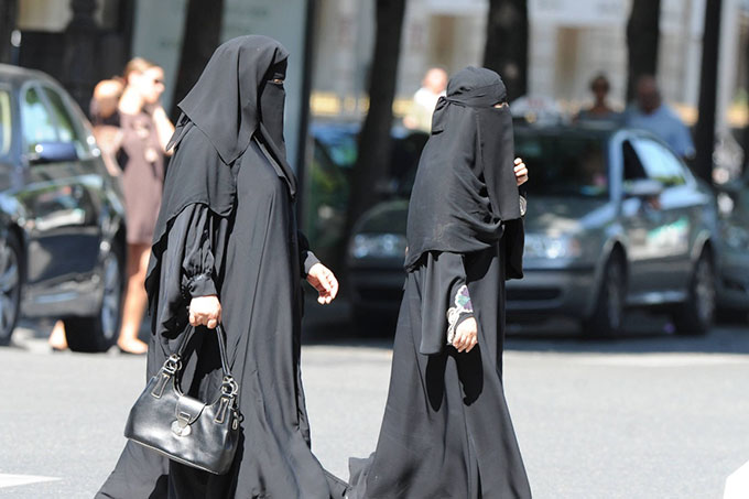 Mujer embarazada fue agredida por llevar un niqab