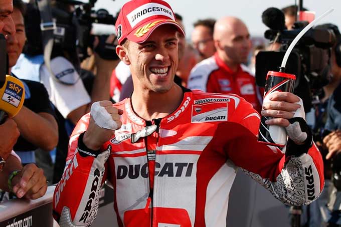 El italiano Andrea Dovizioso (Ducati) saldrá este domingo en pole position del Gran Premio de MotoGP de Malasia, que se corre en el circuito de Sepang, tras realizar este sábado el mejor tiempo en las series de clasificación.