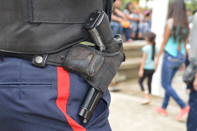 PoliNaguanagua-PoliValencia-arma-policía-cables