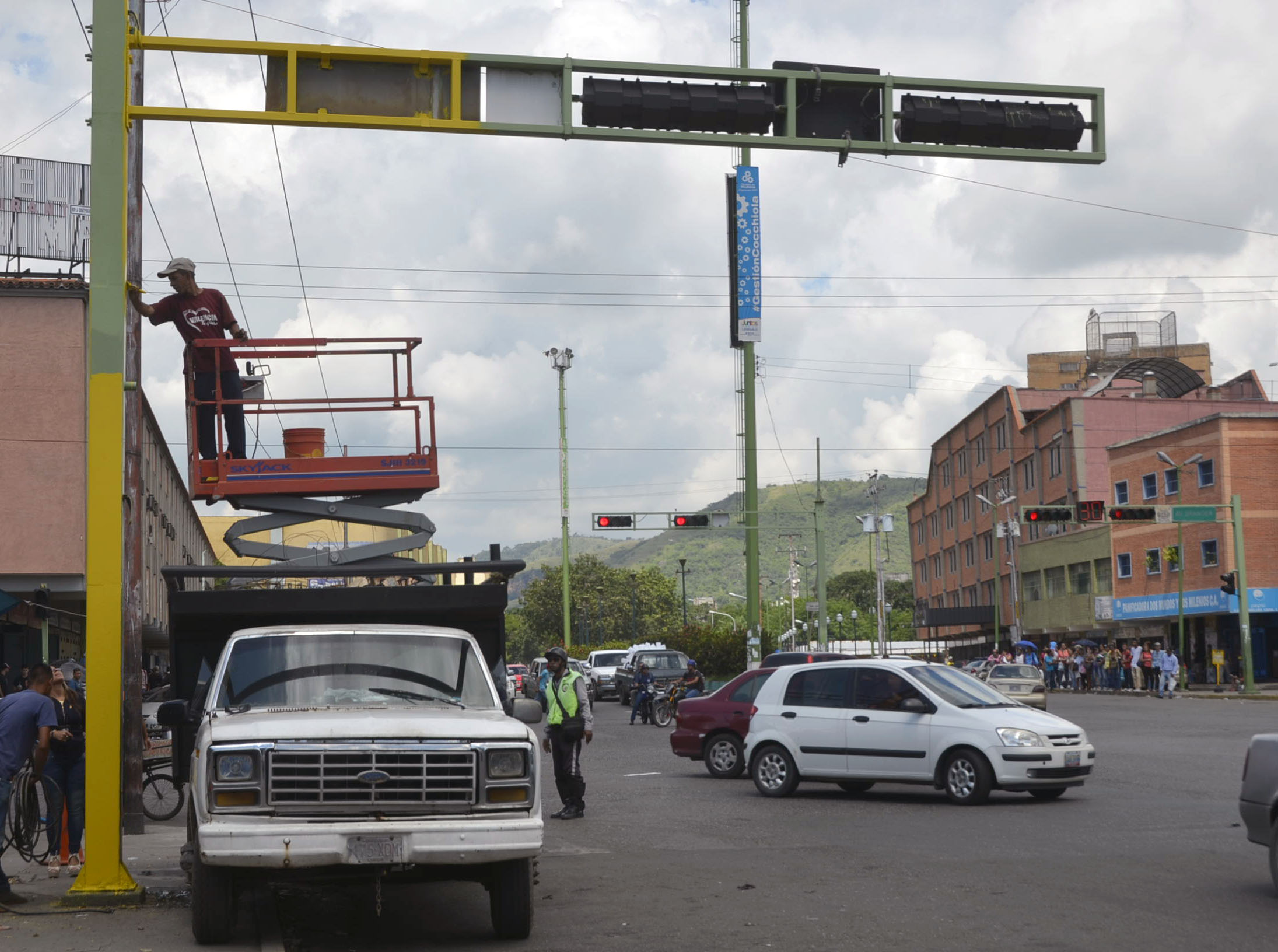 Alcaldía ejecutó labores de pintura y reparación de la red de luces en las intersecciones viales de la ciudad