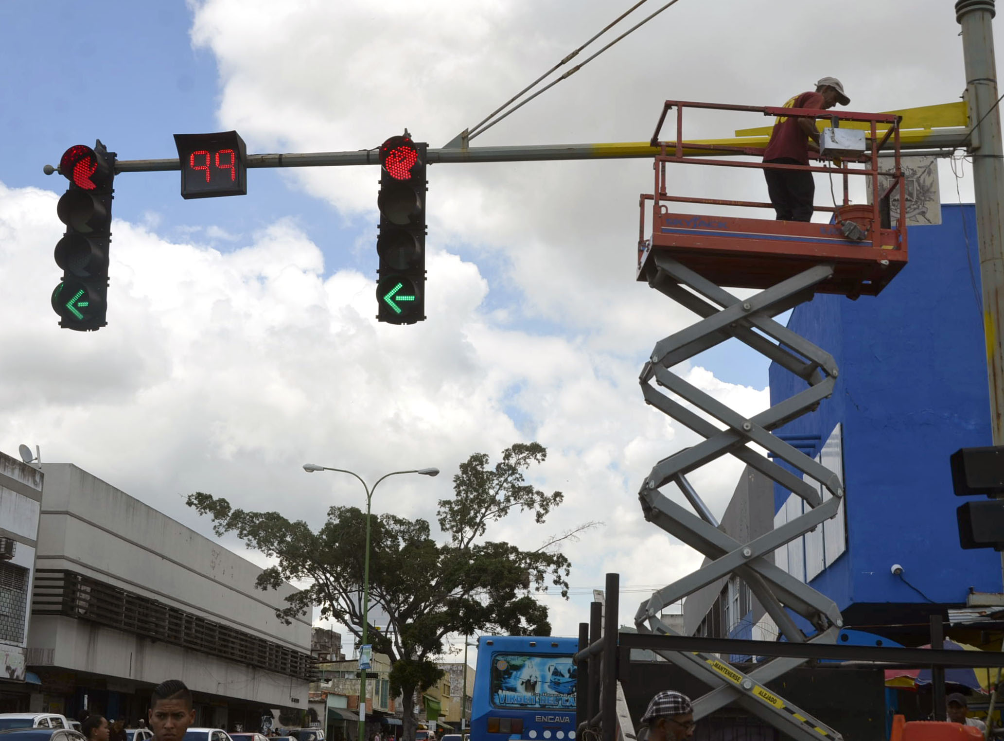 Alcaldía ejecutó labores de pintura y reparación de la red de luces en las intersecciones viales de la ciudad