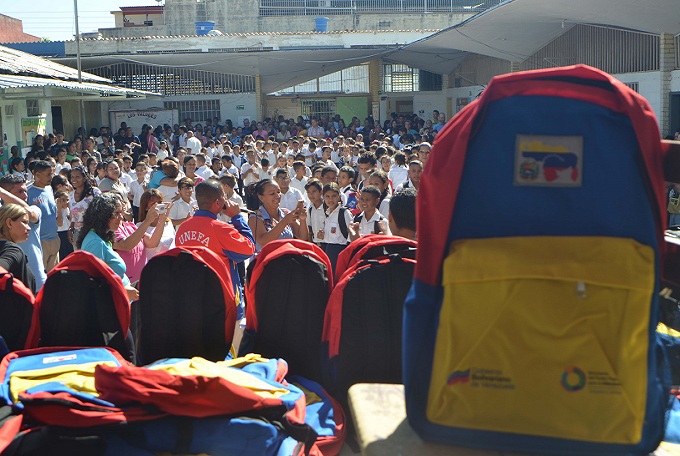 Alcalde Johan Castañeda continúa entrega de morrales escolares en Guacara