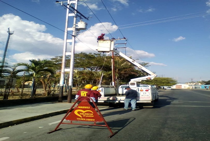 Reactivan postes de iluminación en urbanización La Isabelica.