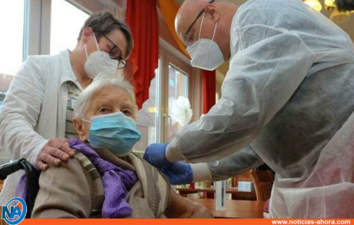 Mujer recibe vacuna en Alemania - NA