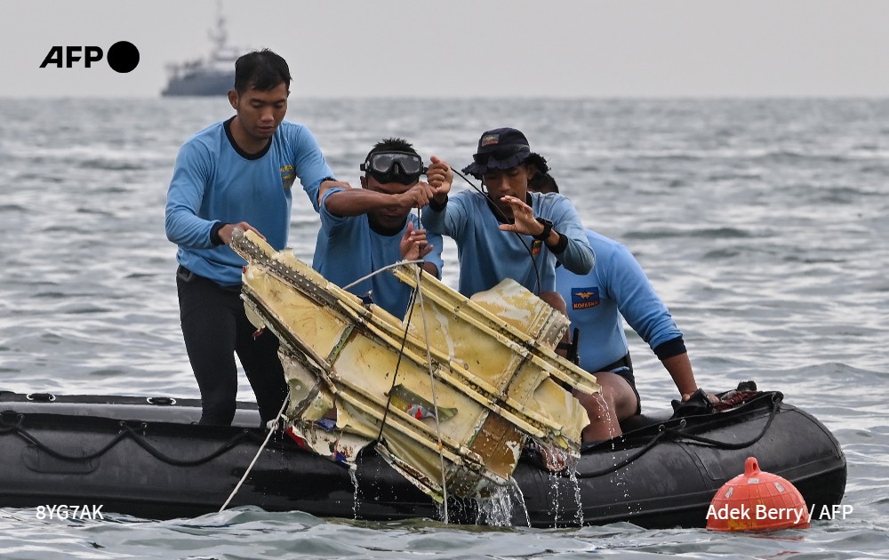 Encuentran caja negra del avión Indonesia 1- NA