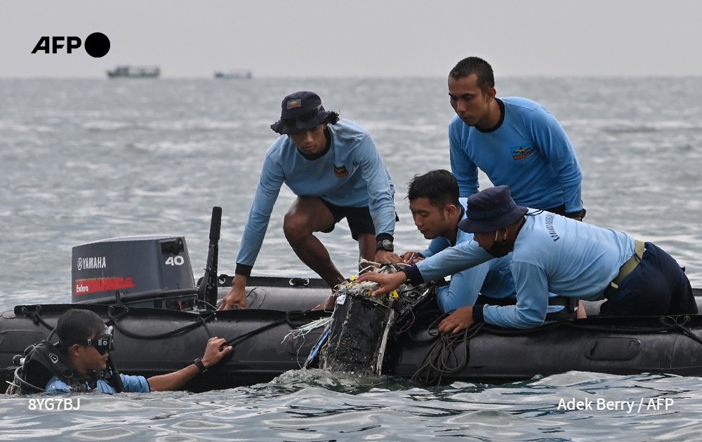 Encuentran caja negra del avión Indonesia 2- NA