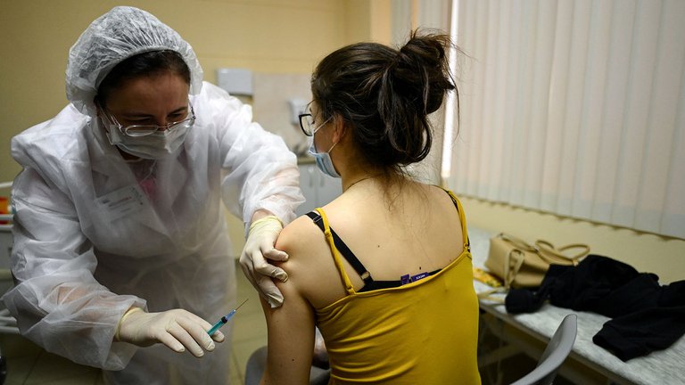 consumo de alcohol al vacunarse contra el coronavirus - Noticias Ahora 1