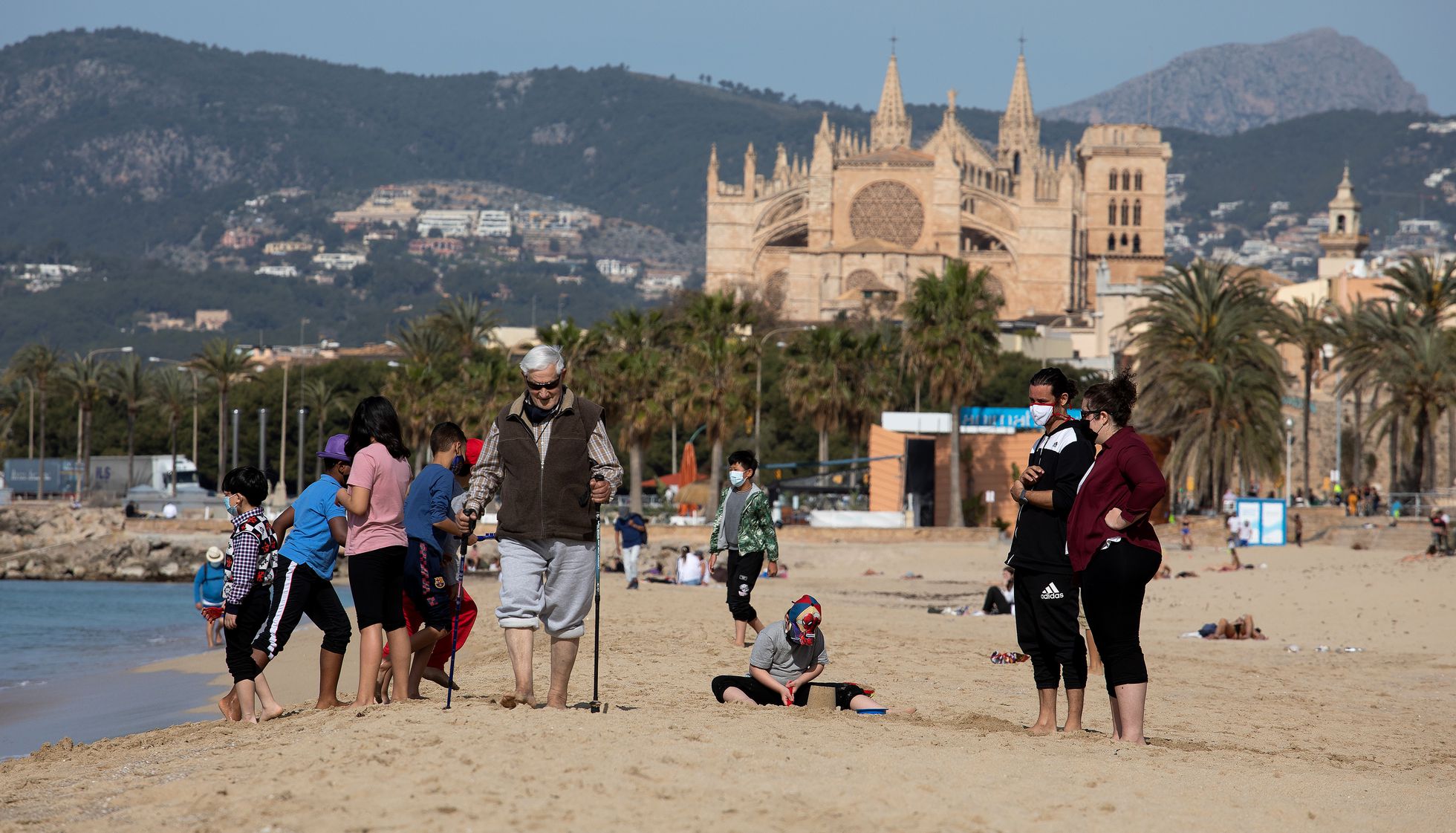 Españoles critican nueva ley de mascarilla 
