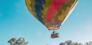 Hombre sobrevive tras quedar colgado de un globo aerostático a 20 metros de altura. El hecho se presentó en el Estado de México.