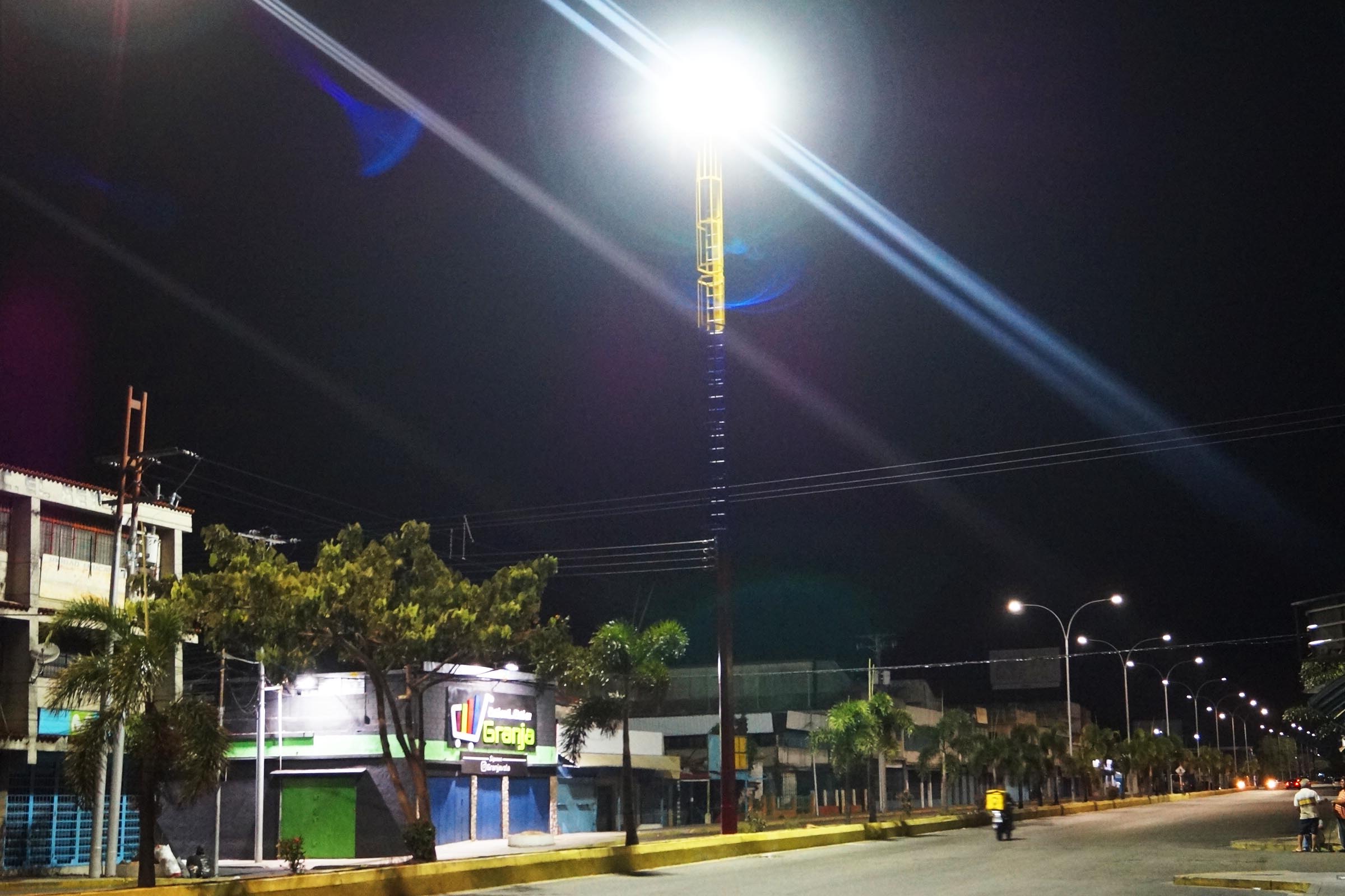 TORRE DE ALUMBRADO AVENIDA UNIVERSIDAD CALLE 188