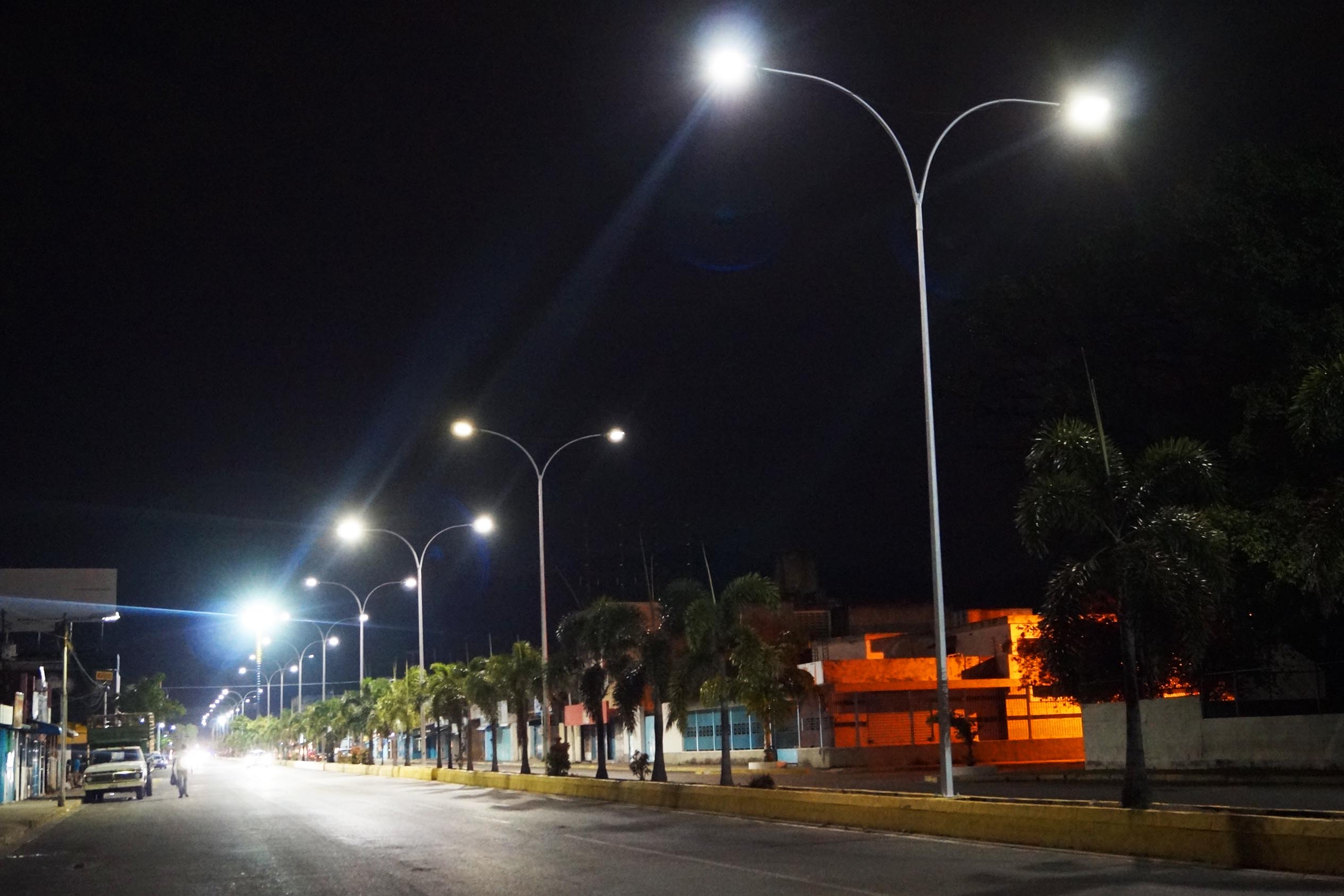 TORRE DE ALUMBRADO AVENIDA UNIVERSIDAD CALLE 188