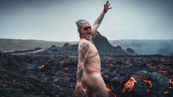 guía turístico se desnuda en un volcán