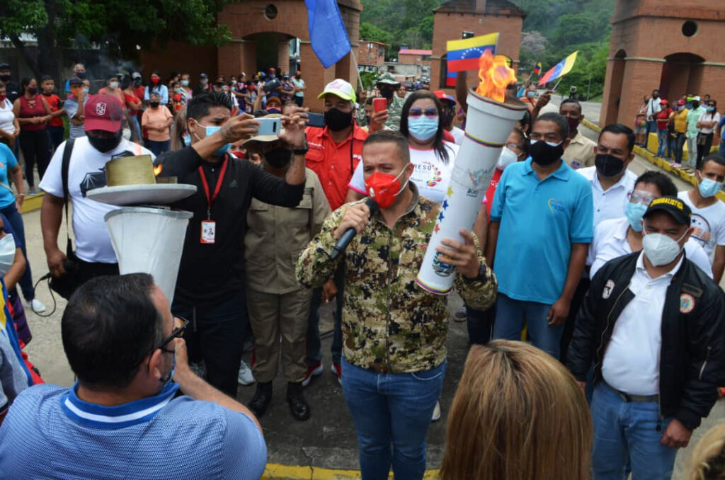 Alcalde Gutiérrez recibió la Antorcha Bicentenaria
