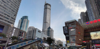 rascacielos más alto de China se tambalea