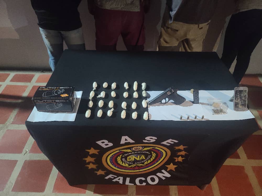 incautó 24 envoltorios de cocaína