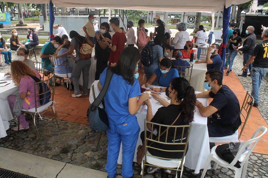 Inmunizados estudiantes de medicina en Carabobo