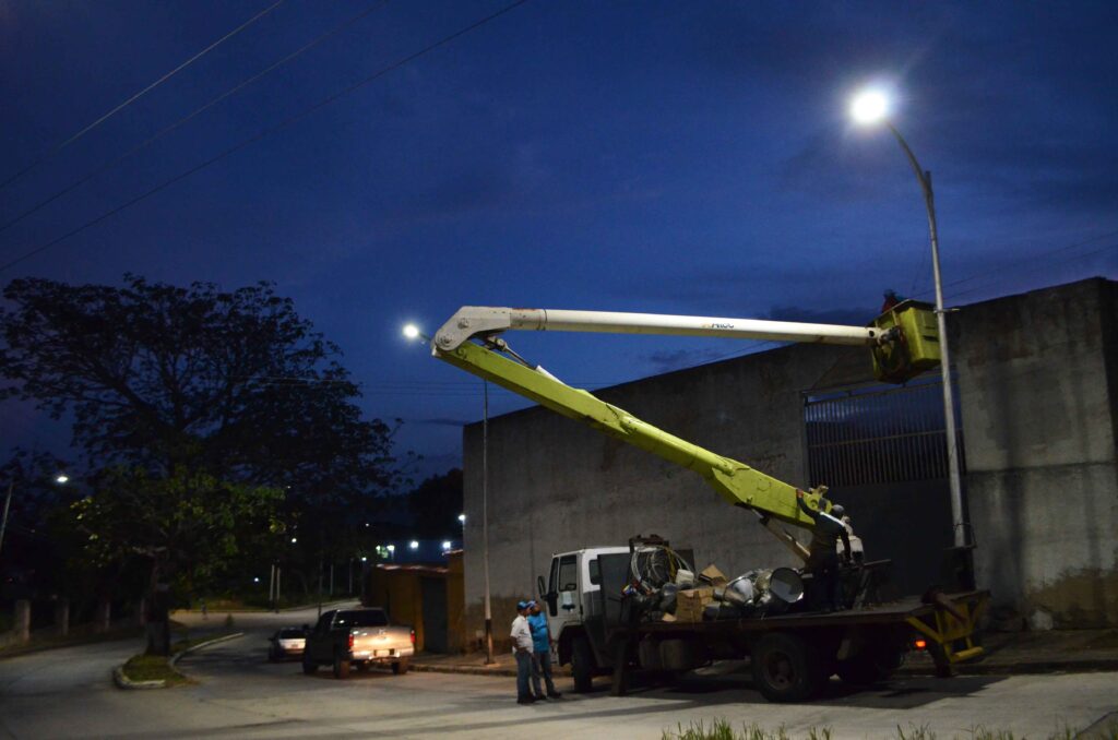 Instalación de 900 lámparas en Naguanagua