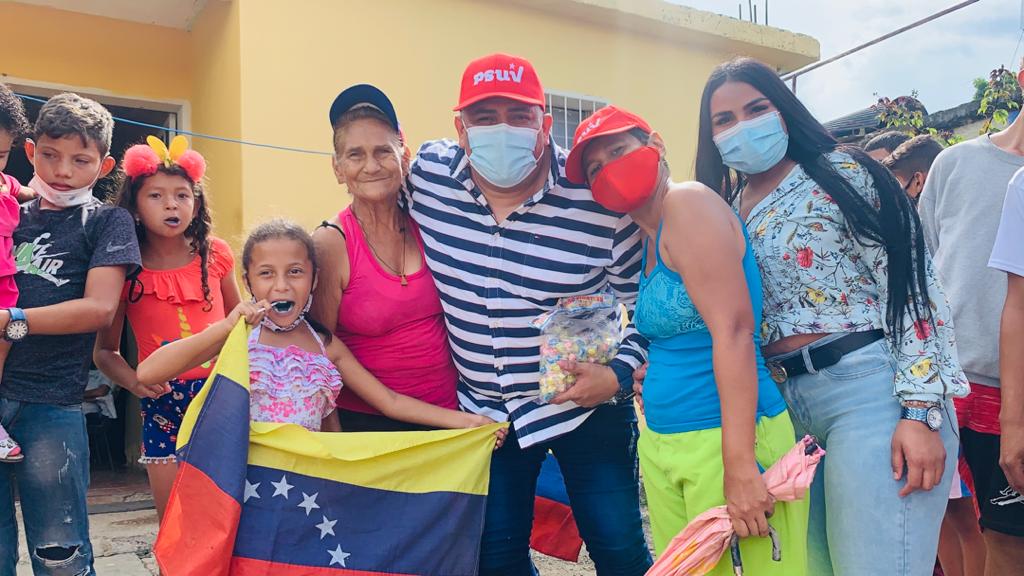 Ángel Fernández realizo caminata en el Roble