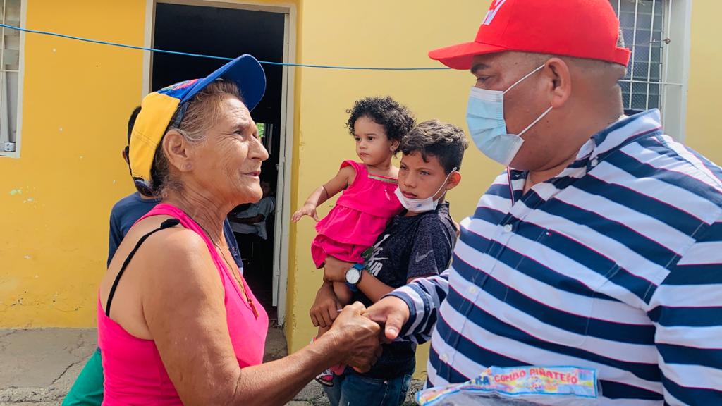 Ángel Fernández realizo caminata en el Roble