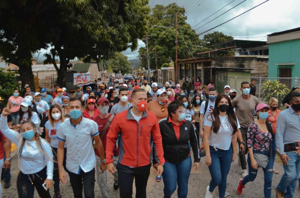Gustavo Gutiérrez encabezó caminata