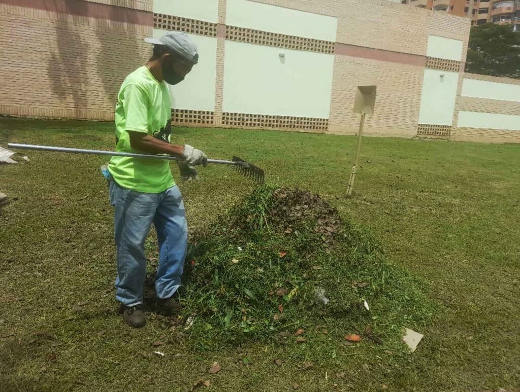 Labores de limpieza y desmalezado en Valencia