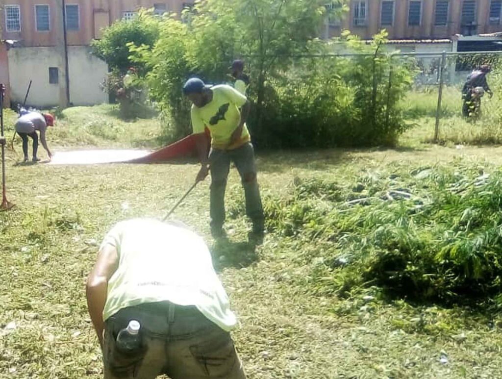 mantenimiento en parque infantil de La Isabelica