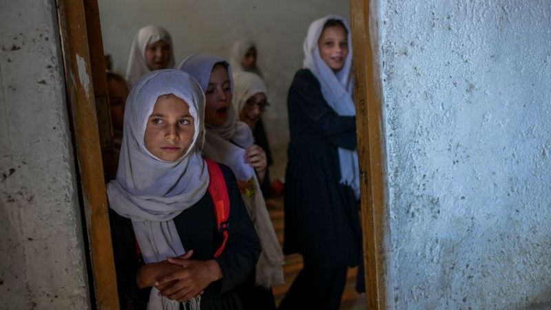 Talibán excluye a niñas y maestras