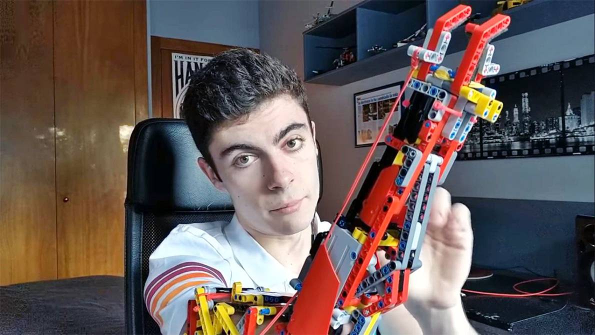 joven construye prótesis con Legos