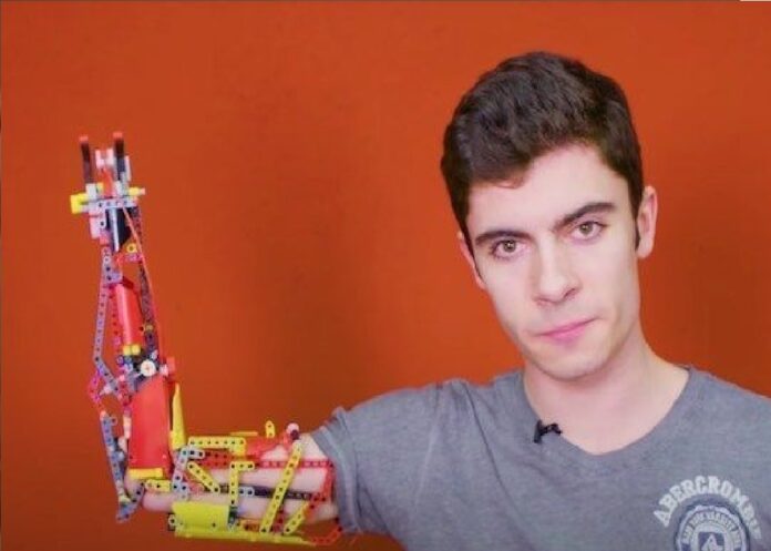 joven construye prótesis con Legos2