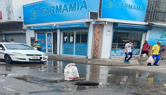comerciantes denuncia boca de visita