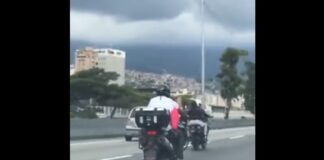 pareja en moto en la Autopista Francisco Fajardo