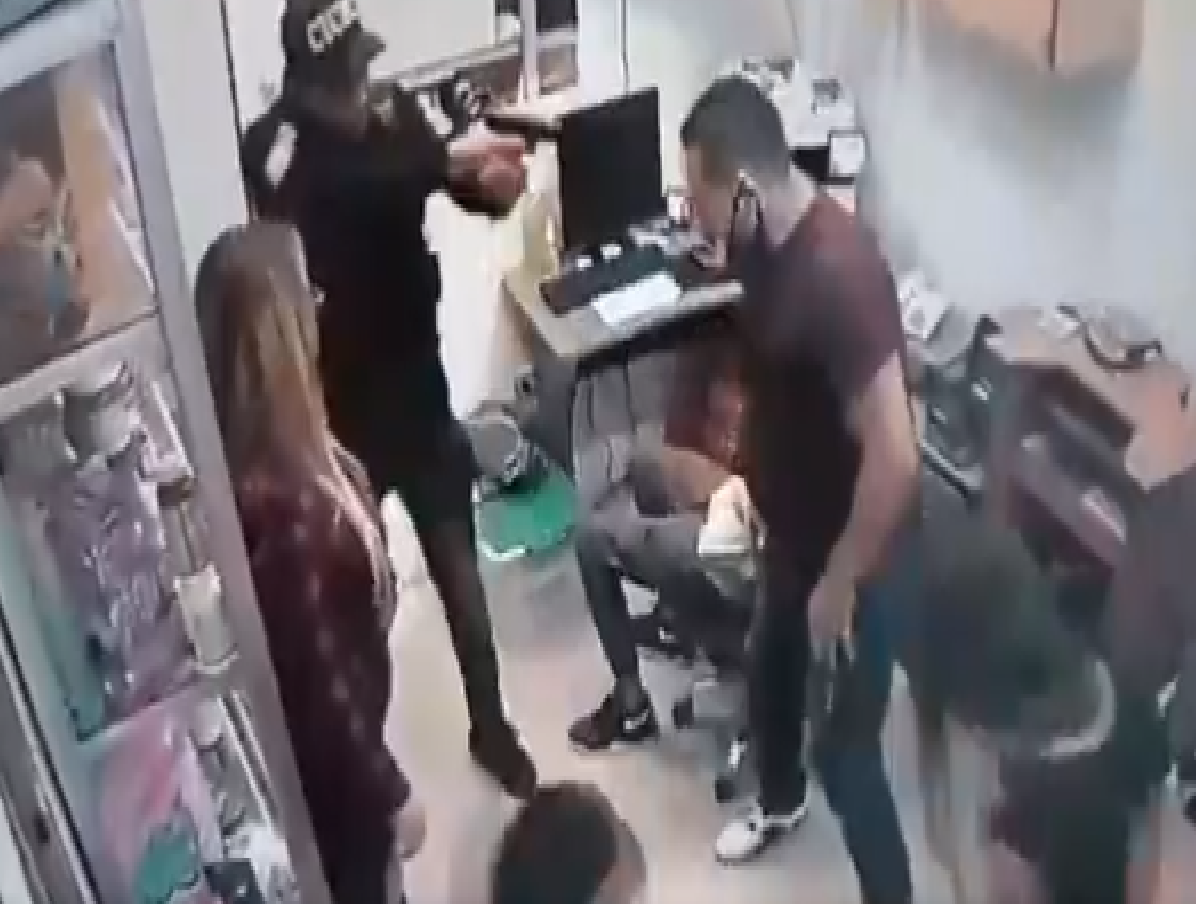 vestidos de CICPC atracaron dentro de un local