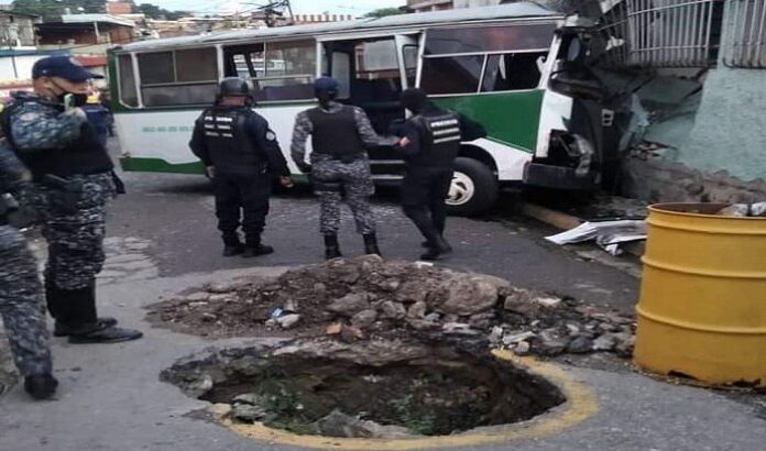 Autobús arrolló a dos niñas en Guatire - NA