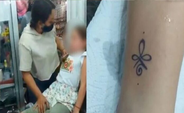 obligó a su hija de 7 años a tatuarse