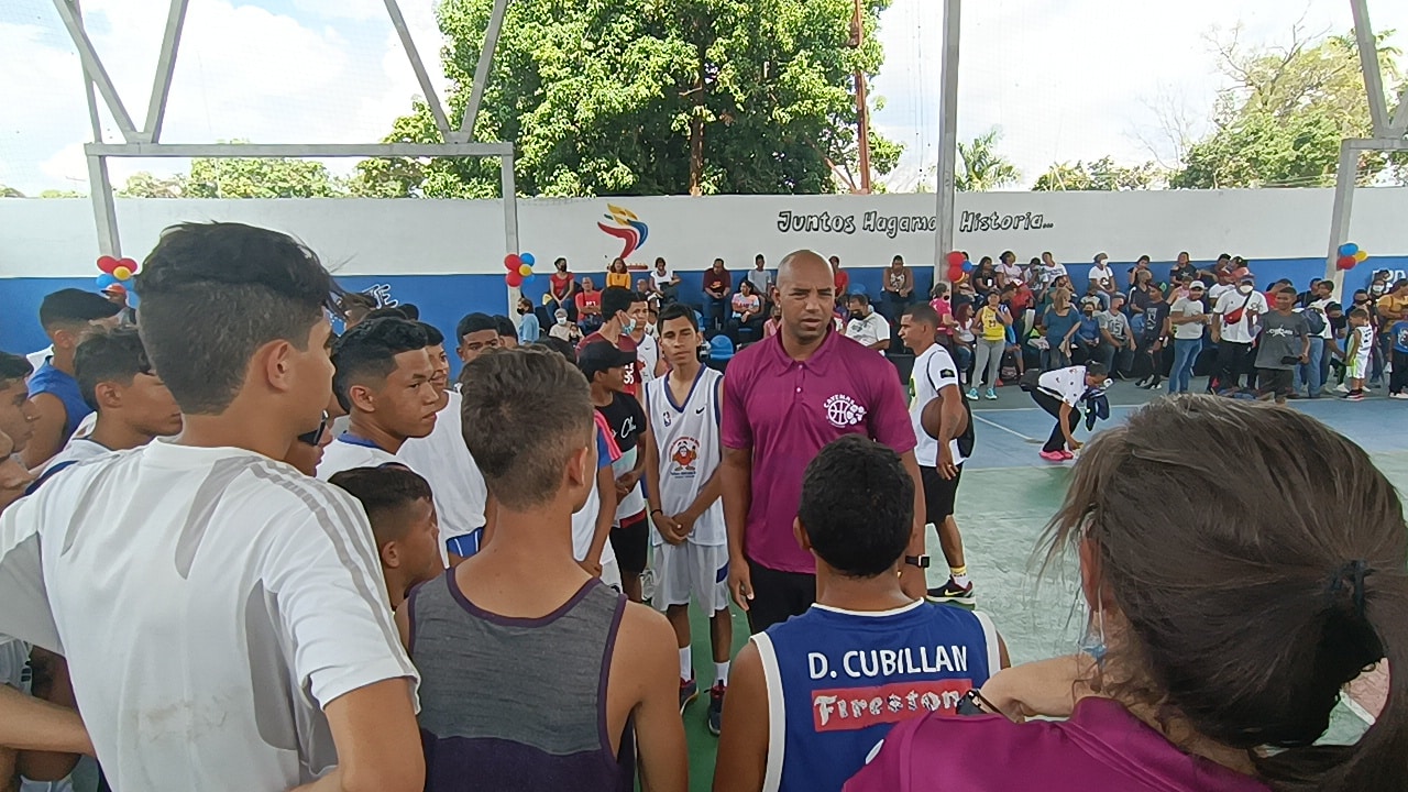 Iamdeli realizó segunda clínica de baloncesto