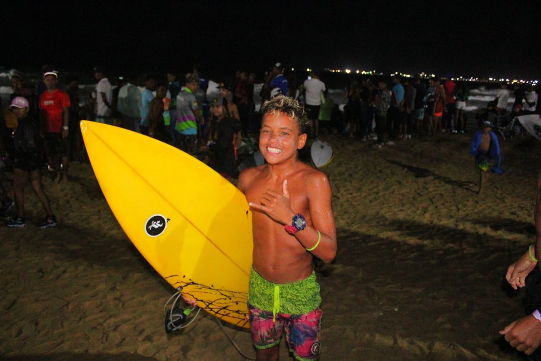 Playa Waikikí surfing nocturno