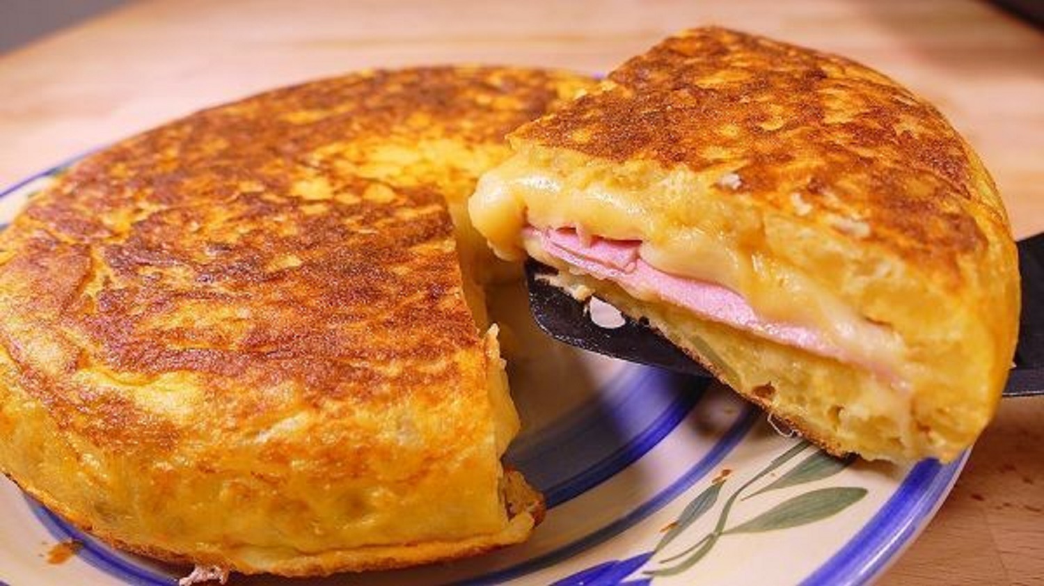 tortilla de papa rellena con queso y jamón