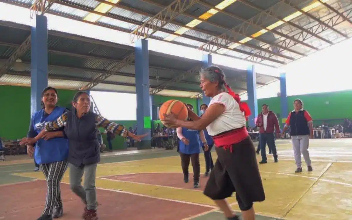 Abuela juega el básquetbol