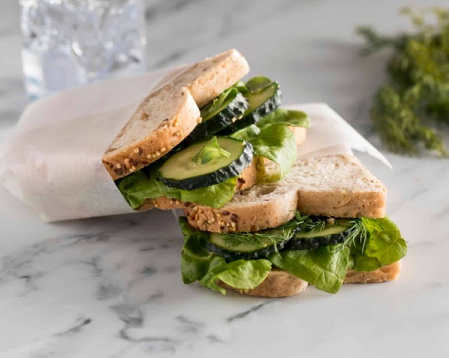 sándwich de requesón con pepino
