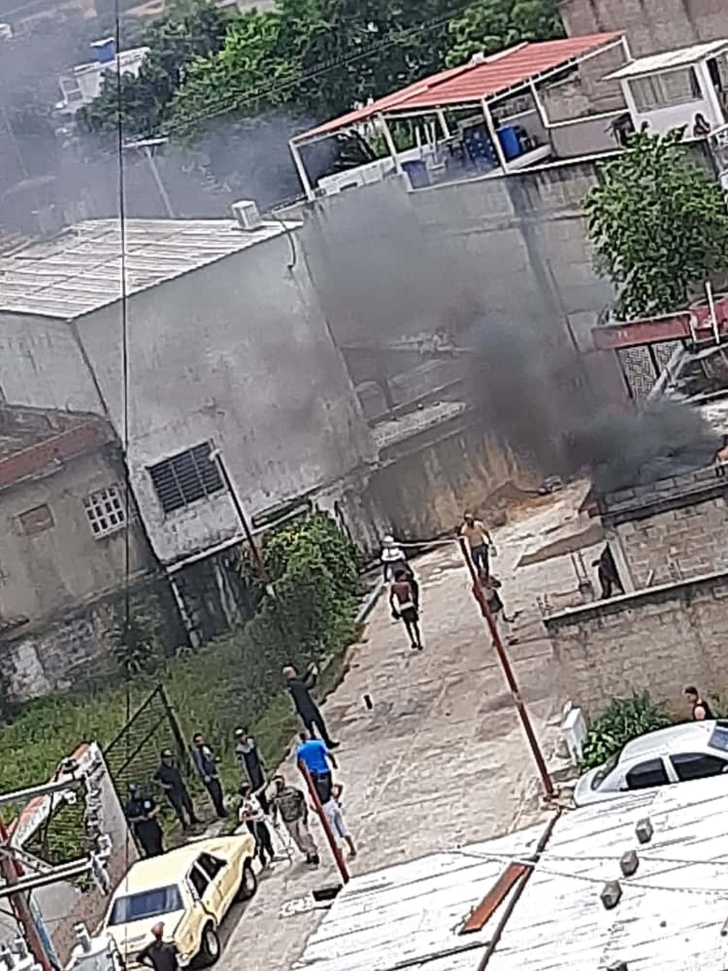Hombre quemó arreglar carro